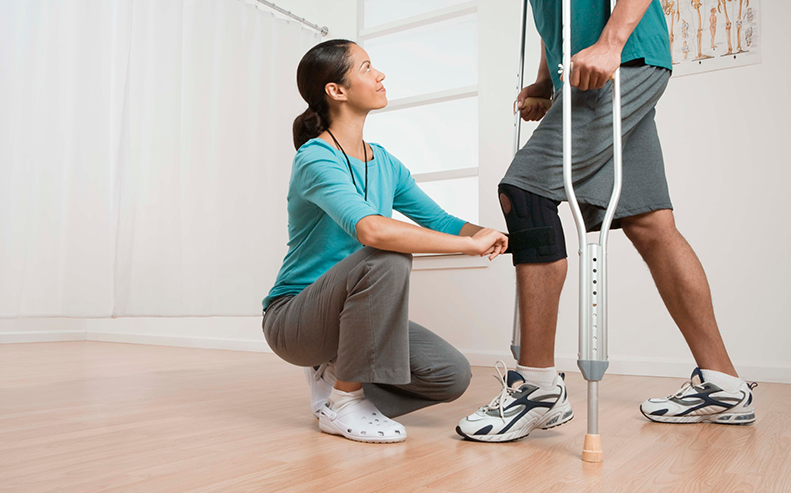 physical therapist and knee surgery patient