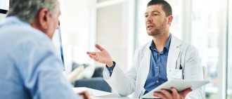 Doctor explaining how to identify spider bites