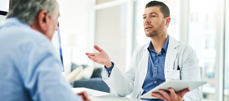 Doctor explaining how to identify spider bites