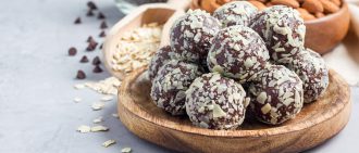 Learn how to make no-bake oatmeal protein balls.