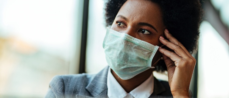 Woman wearing a facemask