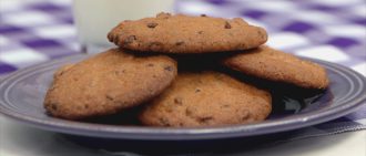 These chocolate chip cookies are sure to satisfy your sweet tooth – no sugar required. Get the recipe for sugar-free chocolate chip cookies.