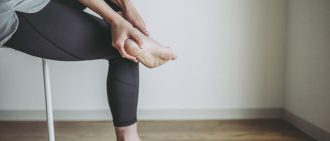 What causes foot arch pain?